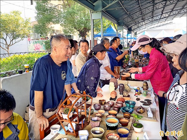 國立後壁高中年度重要活動「後中窯陶藝市集」昨日登場。（記者王涵平攝）