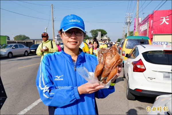 各組成績表現優異選手可獲得一隻烤全雞。（記者黃淑莉攝）