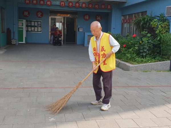 91歲的宋廷風當環保志工已有9年，今年更獲選台南市長青環保志工。（環保局提供）