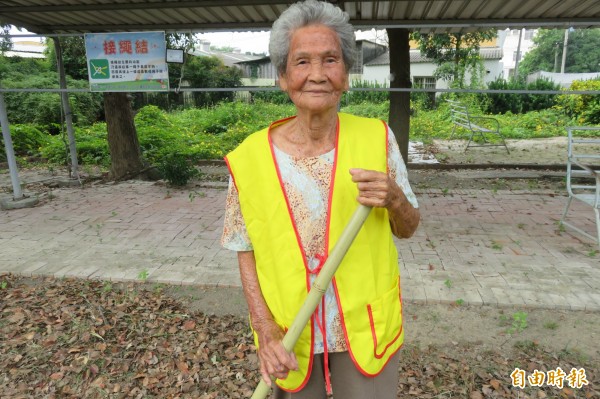 台南市佳里區漳洲社區環保義工隊91歲阿嬤楊竅，獲選台南市長青環保志工，是最高齡得獎人。（記者楊金城攝）