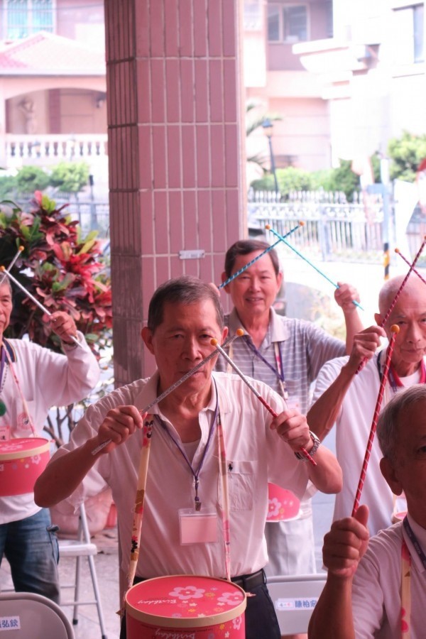 前鎮區興邦社區長輩在亭仔腳打鼓自娛娛人。（記者蘇福男翻攝）