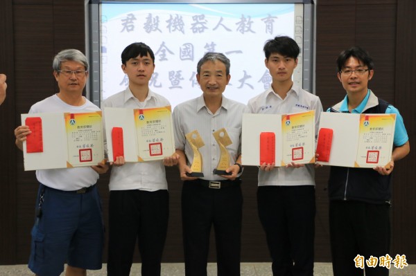 高中生機器人世界賽奪銀 蔡英文賀電讚「台灣之光」 - 苗栗縣 - 自由時報電子報