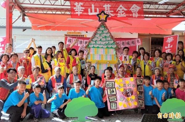 華山基金會南投天使站今舉辦「因為有您1250，守護天使招募」活動，漳興國小學童製作大卡片對摔傷的林姓老翁表達祝福之意，並一起合照。（記者謝介裕攝）