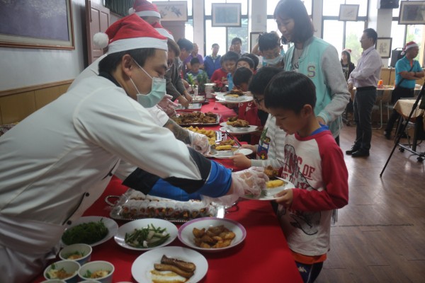 宜蘭縣萬得福弱勢族群權益發展協會今到員山鄉七賢國小辦理「耶誕頌福‧義廚七賢送愛」活動，縣內共20家餐廳志工，組成150人的料理團隊，為偏鄉學童義煮。（七賢國小提供）