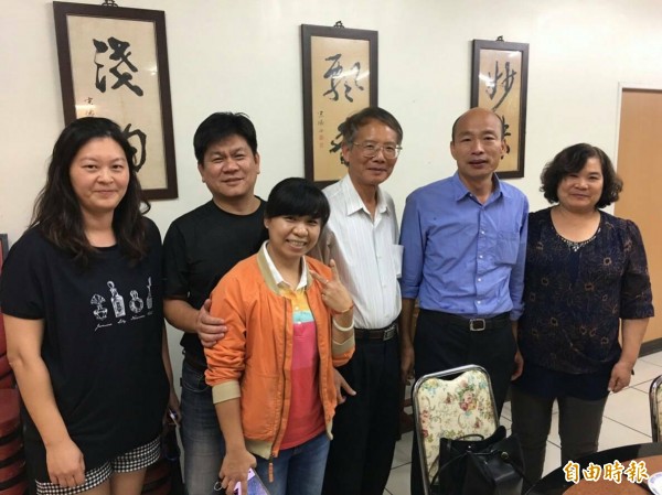 高雄市長當選人韓國瑜（右二）到虎尾吃滷肉飯感謝店家。（記者廖淑玲攝）