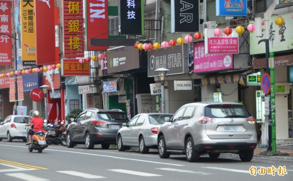 草屯鎮太平路上的路邊停車格被停滿車子，很難有空位。（記者陳鳳麗攝）