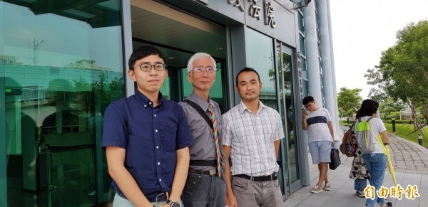 同志釋憲聲請人祈家威(中)不服中選會初審通過公投提案「婚姻限一男一女」,九合一大選前已提行政訴訟請求撤銷;台北高等行政法院今天上午開庭;祈庭後哽咽地說,「他們(指幸福盟)不是直接殺人,是間接殺人」。(資料照) 同志釋憲聲請人祈家威(中)不服中選會初審通過公投提案「婚姻限一男一女」,九合一大選前已提行政訴訟請求撤銷;台北高等行政法院今天上午開庭;祈庭後哽咽地說,「他們(指幸福盟)不是直接殺人,是間接殺人」。(資料照)