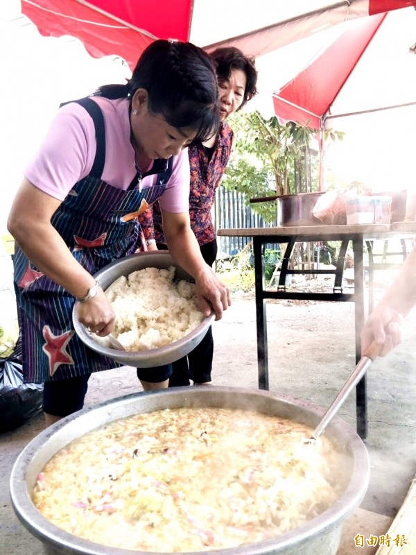 朴子市市民代表當選人黃陳伯蓮將高麗菜煮成菜粥分送給獨居老人。（記者林宜樟攝）