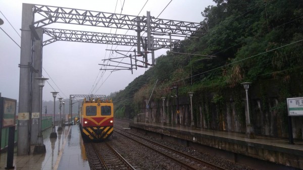 台鐵七堵－汐止電車線斷落，下午1點30分前西正線可搶通。（圖：台鐵局提供）