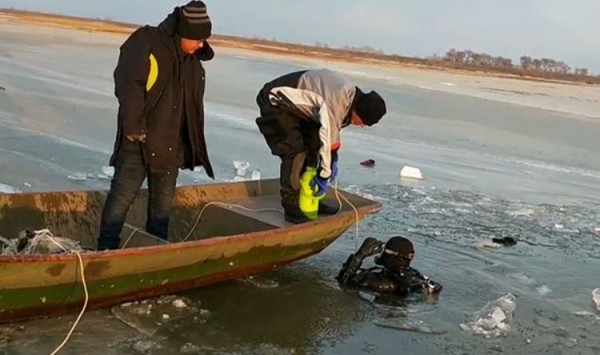 男子鑿冰捕魚，卻不慎落水，搜救隊發現時已經被冰封江底，全身僵硬凍斃。（圖擷取自澎湃新聞）