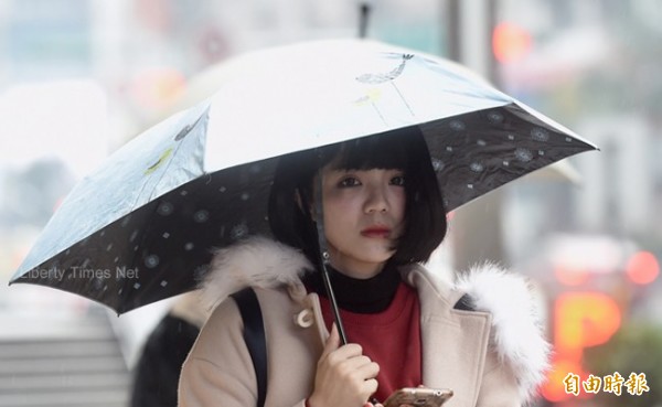 明天（8日）受東北季風影響，北部及東北部天氣較涼，早晚溫差大。台灣北部及東半部地區有局部短暫雨，而中南部則以多雲到晴為主。（資料照）