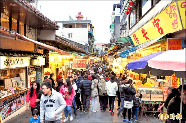 金山地區的市地重劃開發工程昨天舉行完工典禮，金山警分局後方停車場即日起到年底，開放民眾免費停車，明年元旦正式收費。圖為金山老街。（資料照，記者俞肇福攝）