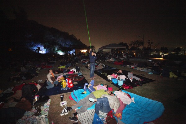 今年度雙子座流星雨將在14日晚間來到極大期，南瀛天文館除舉辦一系列活動外，也邀請民眾一同席地野餐觀星。（南瀛天文館提供）