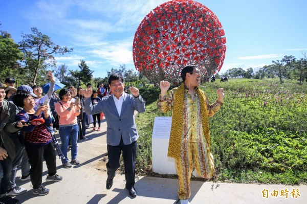 林佳龍（左）與花博大使PIKO太郎大跳《PPAP》。（記者張軒哲攝）