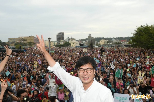 落選的民進黨高雄市長候選人陳其邁，今天下午在駁二B10倉庫舉辦感謝有你咖啡會，湧入近萬名支持者。（記者張忠義攝）