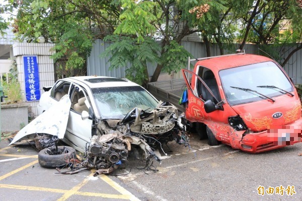 撞擊力道大，自小客車車輛嚴重毀損。（記者鄭名翔攝）