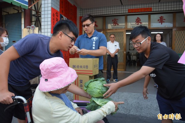 屏東民眾捐發票就送高麗菜（記者葉永騫攝）