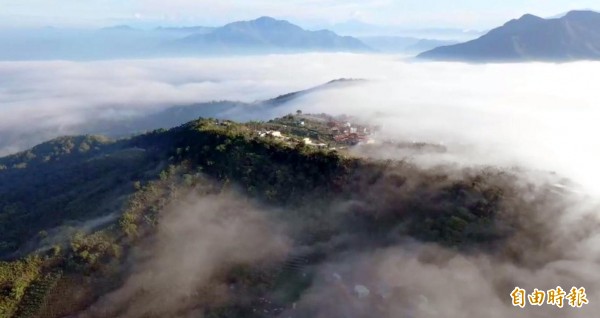 南投縣鹿谷鄉大崙山雲海及雲瀑美景，令人嘆為觀止。（記者謝介裕攝）