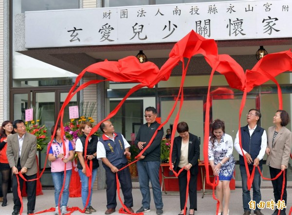 南投市永山宮附設玄愛兒少觀懷家園新建工程，今日在董事長何鳳慈（右3）、縣長林明溱（右2）等人揭牌下，進行竣工大典，場面熱鬧、溫馨。（記者謝介裕攝）