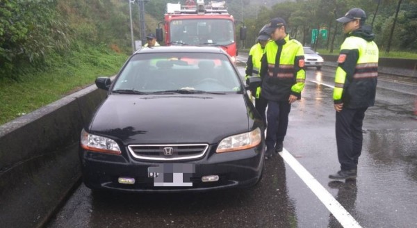 警、消在快速道路上找到楊員的座車。（記者吳昇儒翻攝）