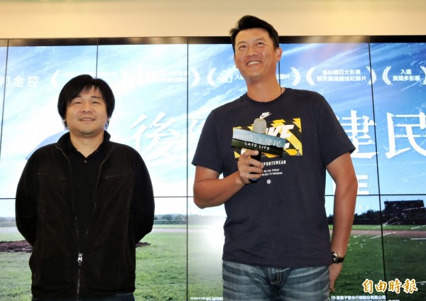 前旅美投手王建民（右）與導演陳惟揚出席台中首映會。（記者張菁雅攝）