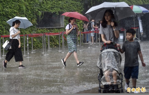 中央氣象局今日下午3點30分，針對新北市、基隆市、台北市、宜蘭縣等4縣市，發布大雨特報。（資料照）