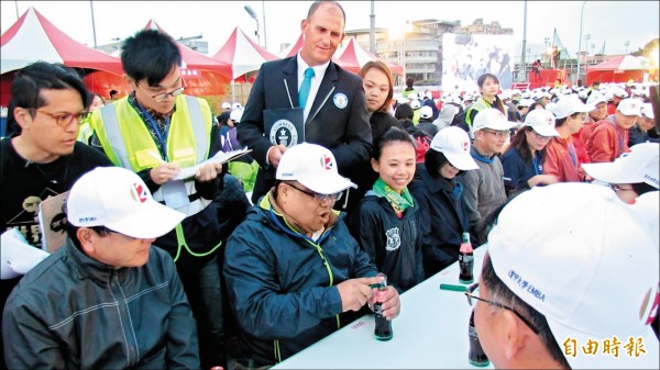 民眾開瓶一棒接一棒慢慢開，挑戰金氏紀錄。（記者蘇孟娟攝）