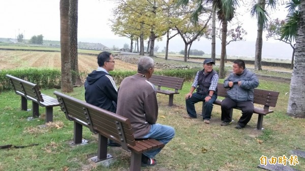 市府打造甲后線自行車道，目前已在外埔區忘憂谷完成週邊的座椅等設施，提供民眾歇腳休憩。（記者歐素美攝）