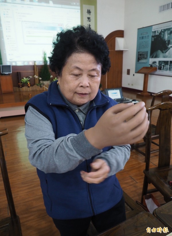 蕭姞姝準備拿下義肢換鐵鉤手以做環保工作。（記者陳鳳麗攝）