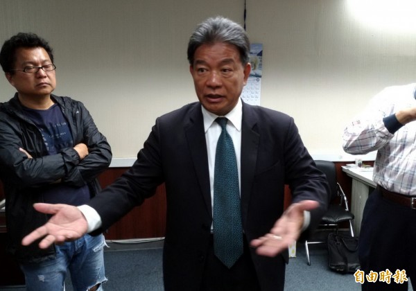 郭信良開玩笑說，早就有被幹掉的感覺了。（記者蔡文居攝）