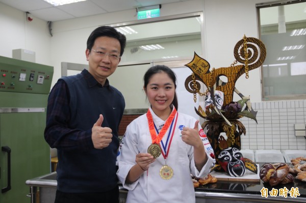 弘光食科系學生蔣佳帆（右）在老師楊智偉（左）指導下，在國際賽奪冠。（記者歐素美攝）
