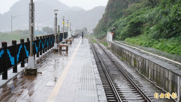 台鐵深澳線的八斗子車站有「北多良」的美譽。（記者林欣漢攝）