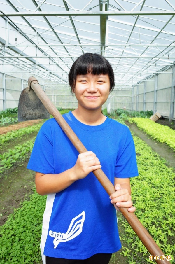 錄取台大農藝系的國立花蓮高農農場經營科高三學生張惠甯，不但拿鋤頭要熟練，也希望學識更上一層樓。（記者花孟璟攝）