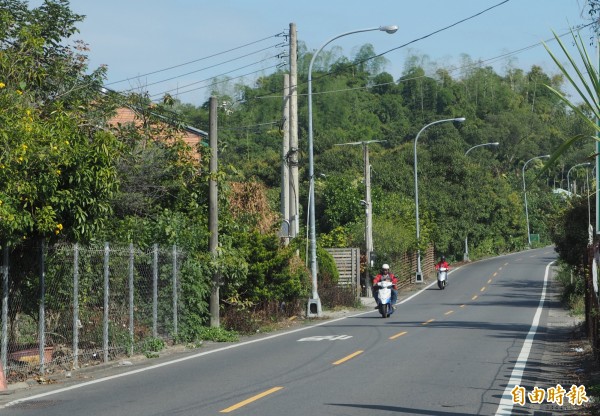 草屯鎮富林路路幅小、車流多，機車須與汽車爭道，近年來已發生兩起死亡車禍。（記者陳鳳麗攝）