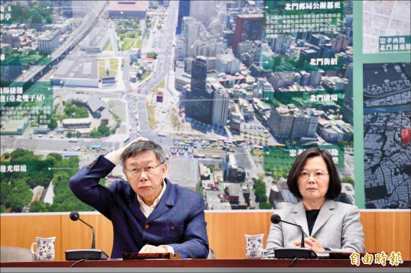 總統蔡英文（右）與台北市長柯文哲（左）13日下午舉行「蔡柯會」。（記者羅沛德攝）
