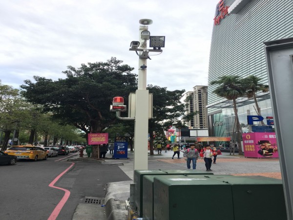 車輛違停公車停靠區，市府將透過智慧化科技設備取締。（記者黃鐘山翻攝）