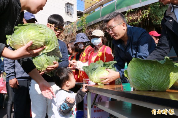 蔡其昌（右）號召企業跟網友認購高麗菜，助農做公益。（記者張軒哲攝）