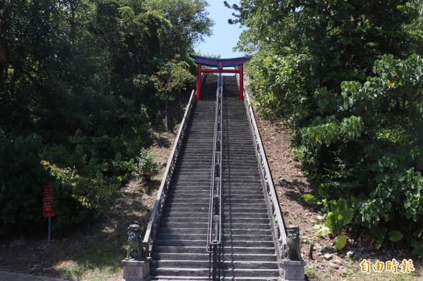 員山鄉忠烈祠設在員山公園內約40公尺高的山丘上，祠堂前階梯128個階，坡度達40度以上，年邁遺屬參拜相當不便。（記者林敬倫攝）