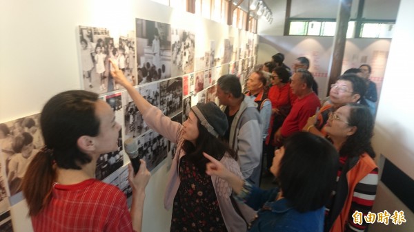 《玉糖那麼甜》特展讓民眾跟著玉井糖廠退休員工與眷屬、在地居民一起回憶糖廠百年歷史。（記者劉婉君攝）