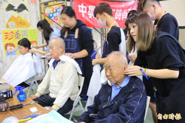 中興商工師生幫長輩們義剪，趁年末時打理門面。（記者鄭名翔攝）