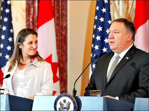 美國國務卿龐皮歐（右）、加拿大外交部長方慧蘭，呼籲中國儘快釋放被扣押的兩名加國公民。（法新社）