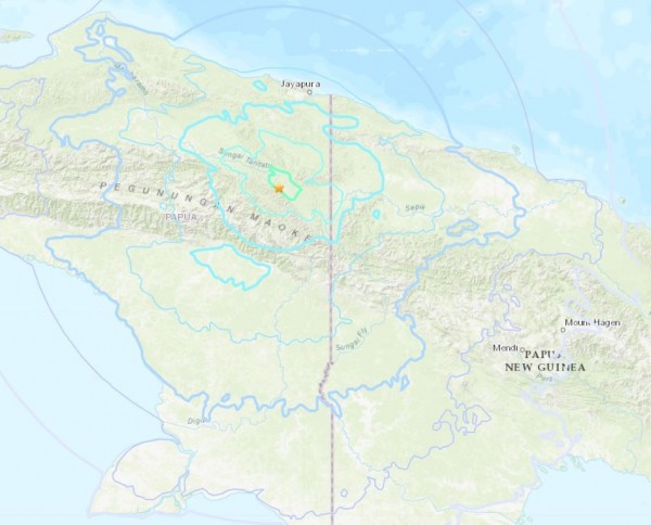 印尼巴布亞省的首府查亞普拉（Jayapura）西南偏南方晚間發生規模6.1地震。（圖擷取自USGS網站）