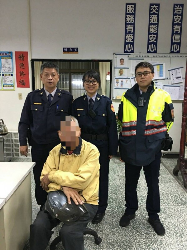 老翁騎車忘記回家路，所幸頭份警方及時發現，連繫上其家人帶回。（記者鄭名翔翻攝）