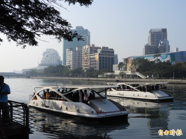 受限於商港法，愛之船只能在愛河行駛。（記者葛祐豪攝）