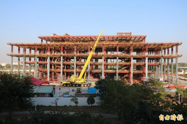 台南市立圖書館新總館目前興建進度達36.5%，持續超前施工進度。（記者萬于甄攝）