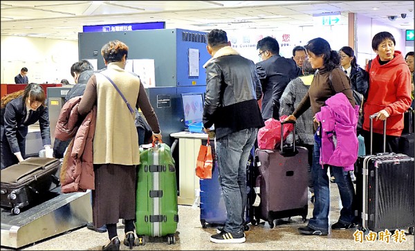 為加強防堵非洲豬瘟於境外，桃園機場海關加強對中國來台班機旅客行李檢查。
（記者朱沛雄攝）