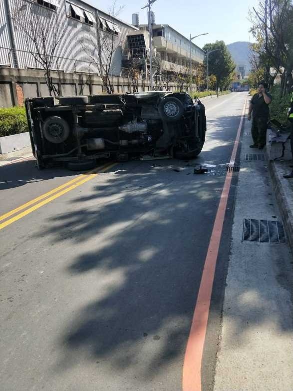 貨車撞路旁花圃，側翻90度橫躺路上。（民眾提供）