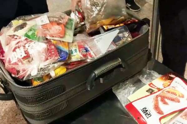 台灣籍的陳姓女子20日從中國深圳搭機返台時，行李中夾帶真空鴨肉製品、水果，同樣遭到海關關員攔查，被處以罰鍰3萬3000元。（台北關提供）