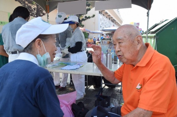 「不老騎士」康建華爺爺，退伍後的40多年歲月，全心投入公益，還當慈濟志工。（慈濟基金會提供）