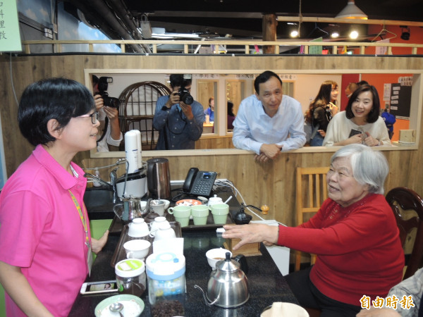 朱立倫參觀永和錸工廠公共托老中心。（記者翁聿煌攝）